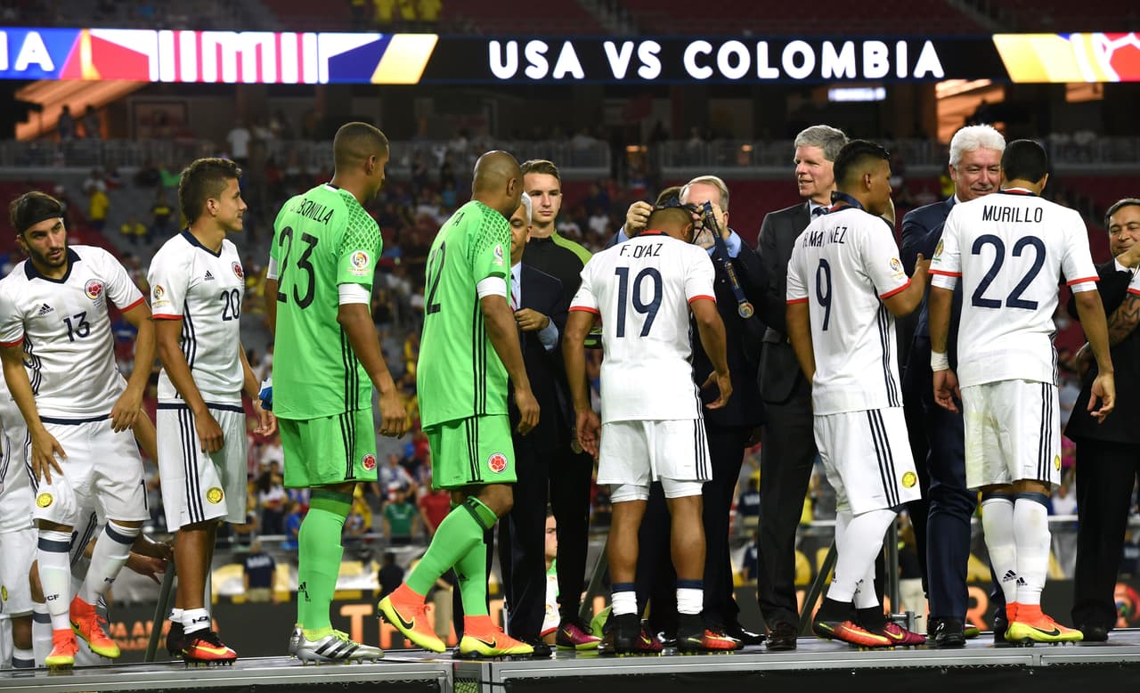 El equipo de Colombia recibe su medalla de los organizadores del evento.
