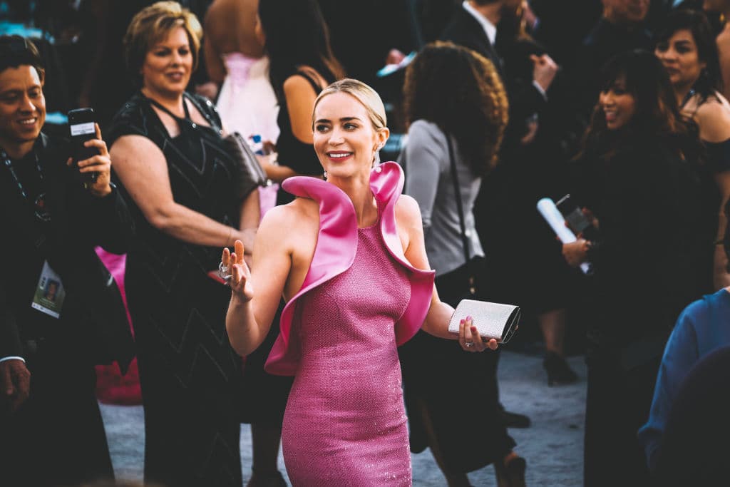 "Me encanta la idea de la primera, que Emily y yo, como personajes, teníamos que ver con sobrevivir frente a prosperar. Todo lo que mi personaje quería hacer era sobrevivir. Y [su personaje] dice: 'Eso no es suficiente. Tenemos que prosperar. Tenemos que dejar que estos niños sean seres humanos completos'. Y después de que me haya ido, me encanta ver que Emily realmente lucha con eso, que tal vez la supervivencia era el camino a seguir. Y tal vez esta idea de prosperar era demasiado peligrosa ".
<br>