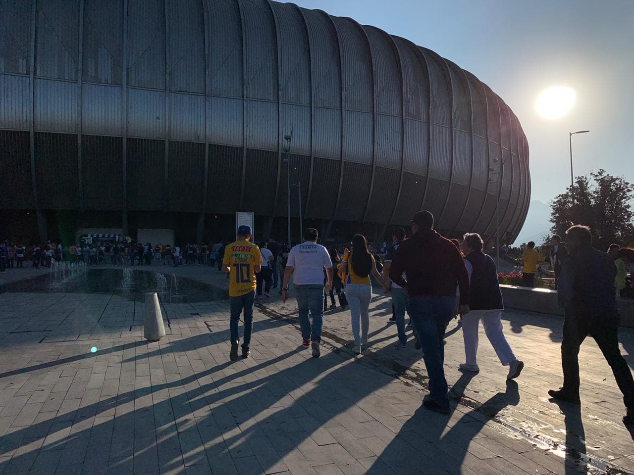 Los aficionados comienzan a llegar al gigante de acero pero ver la final de vuelta entre Monterrey y Tigres.