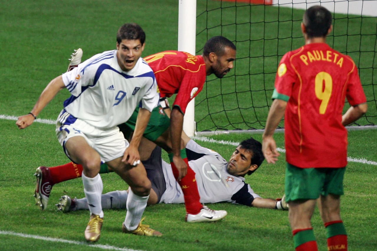 En esa Eurocopa 2004, Angelos Charisteas metió goles para Grecia contra España, Francia y en la final ante Portugal. Él ocasionó la célebre imagen de Cristiano Ronaldo desconsolado como niño. Jugó en el Ajax y en el Feyenoord de Holanda.
