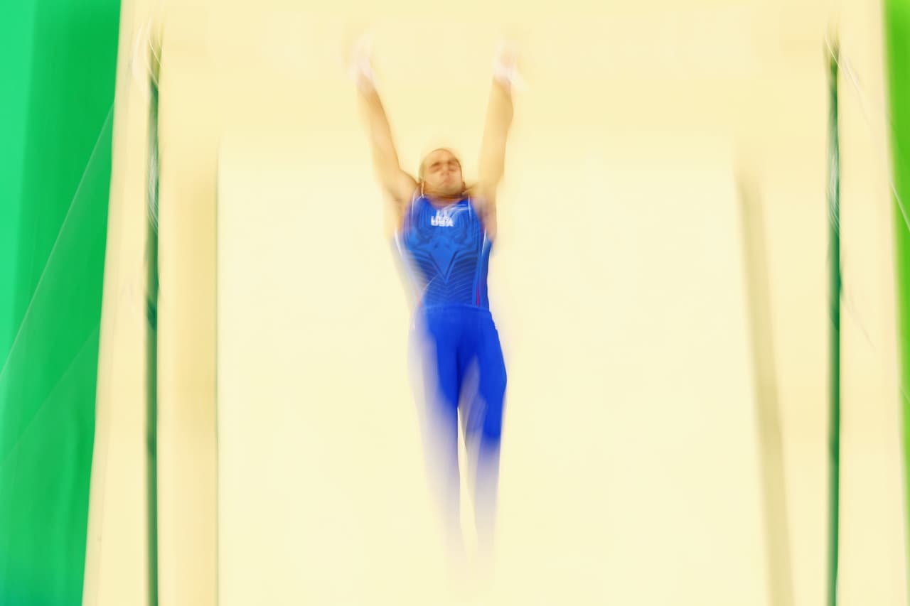 Durante la salida de un ejercicio de la final de barra fija, donde obtendría otra medalla de plata.