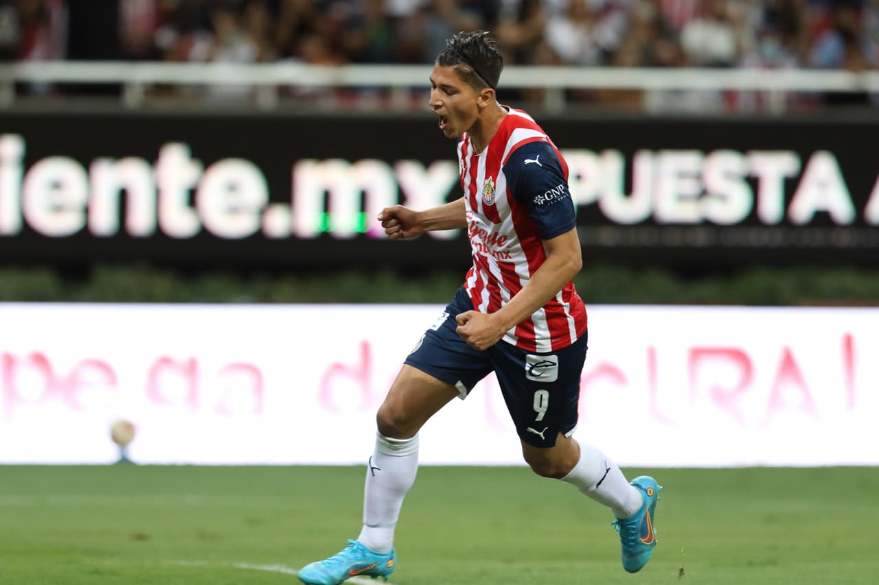 Chivas comenzó ganando con gol de Ángel Zaldíver, pero Rayados reaccionó y con goles de Gallardo, Vegas y un ‘osote’ de Miguel Jiménez terminó por vencer y hundir a un Guadalajara que podría quedarse sin DT.