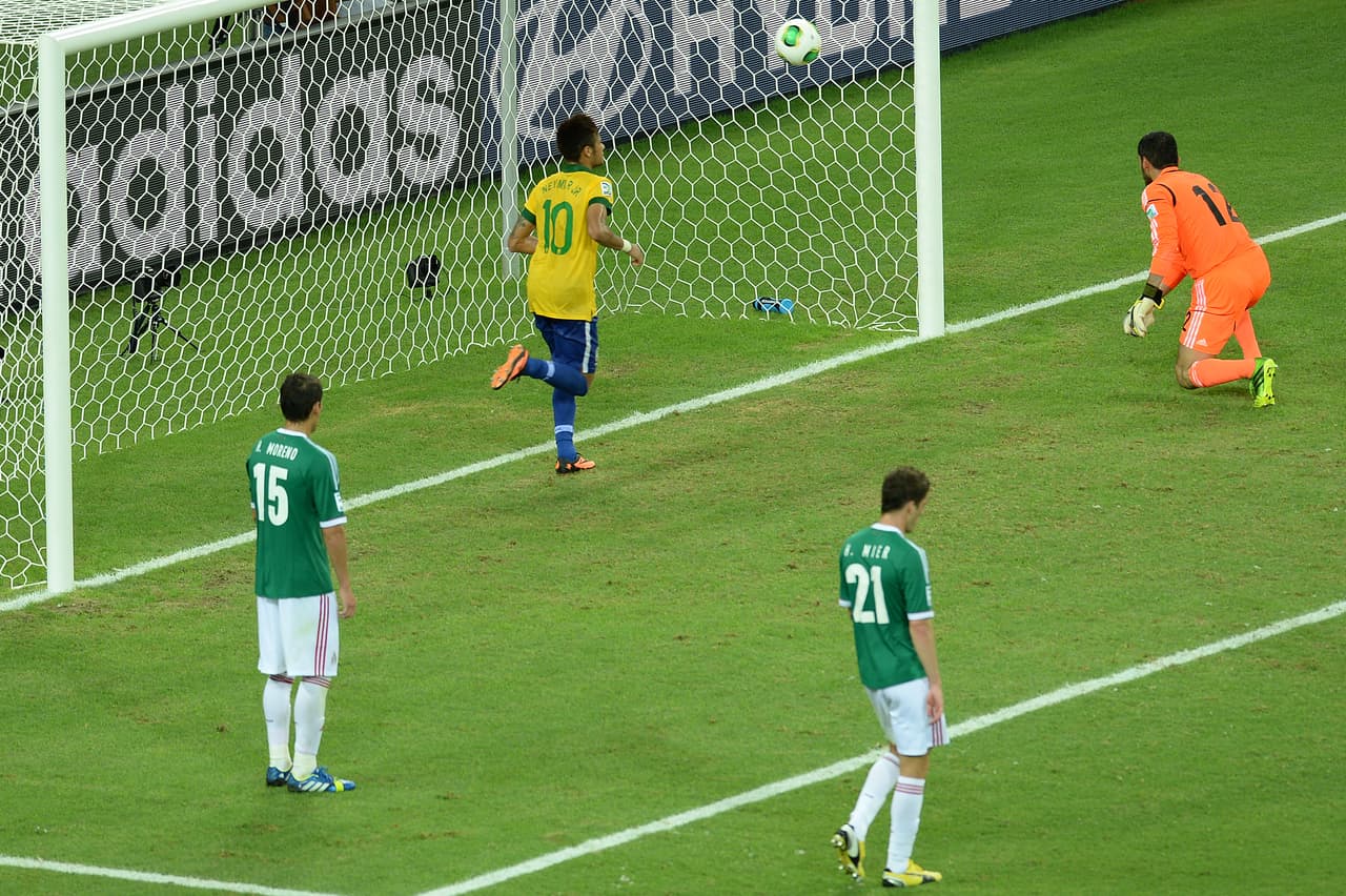 Neymar se robó el show con un golazo para el 1-0 y una asistencia para el 2-0 de Jo Alves.