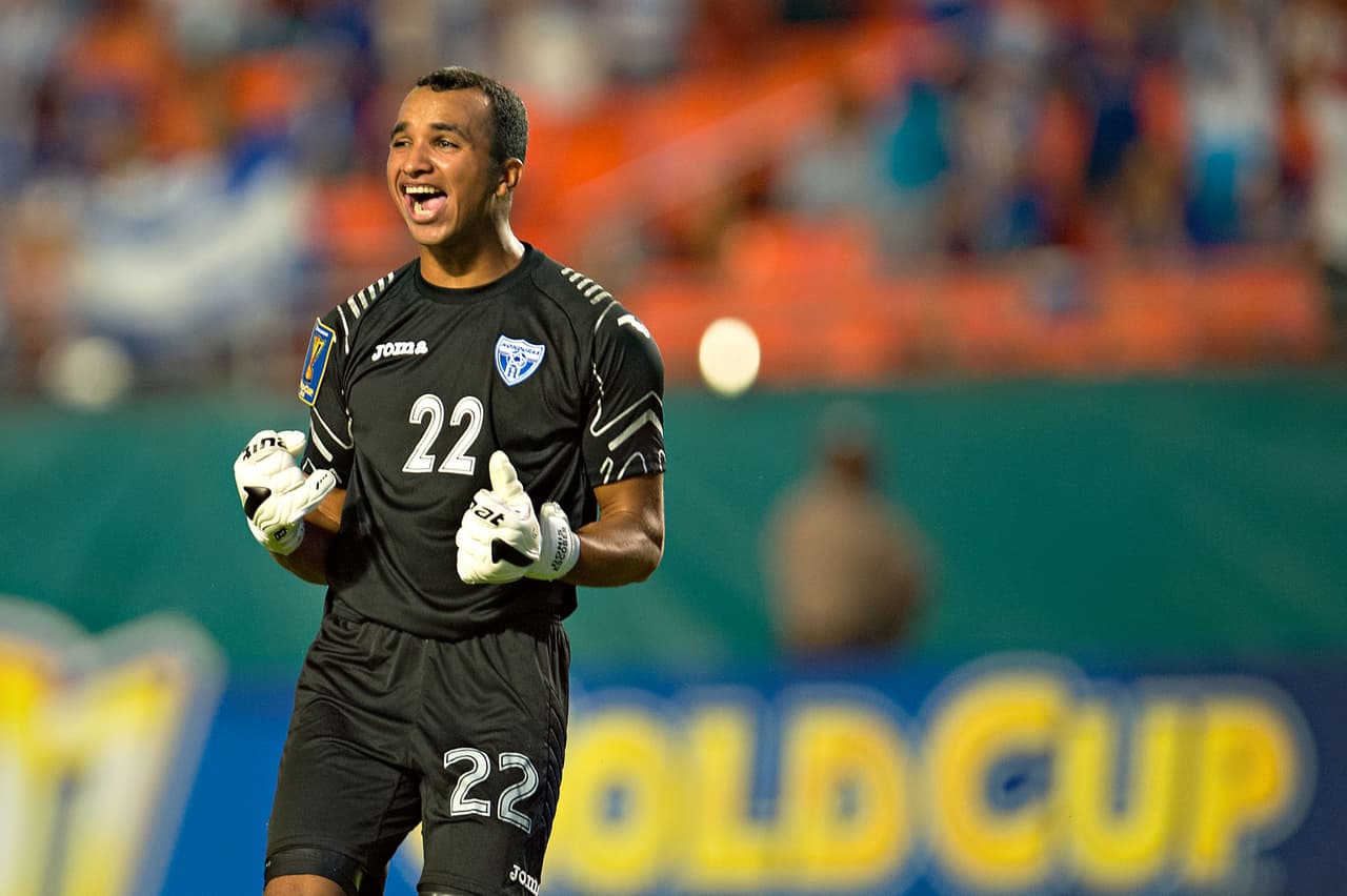 Donis Escober: El guardameta hondureño tuvo un partido aceptable respondió cuando fue exigido, tal vez su único error fue no hablarse con su compañero en el primer gol de Dempsey. Calificación 7.