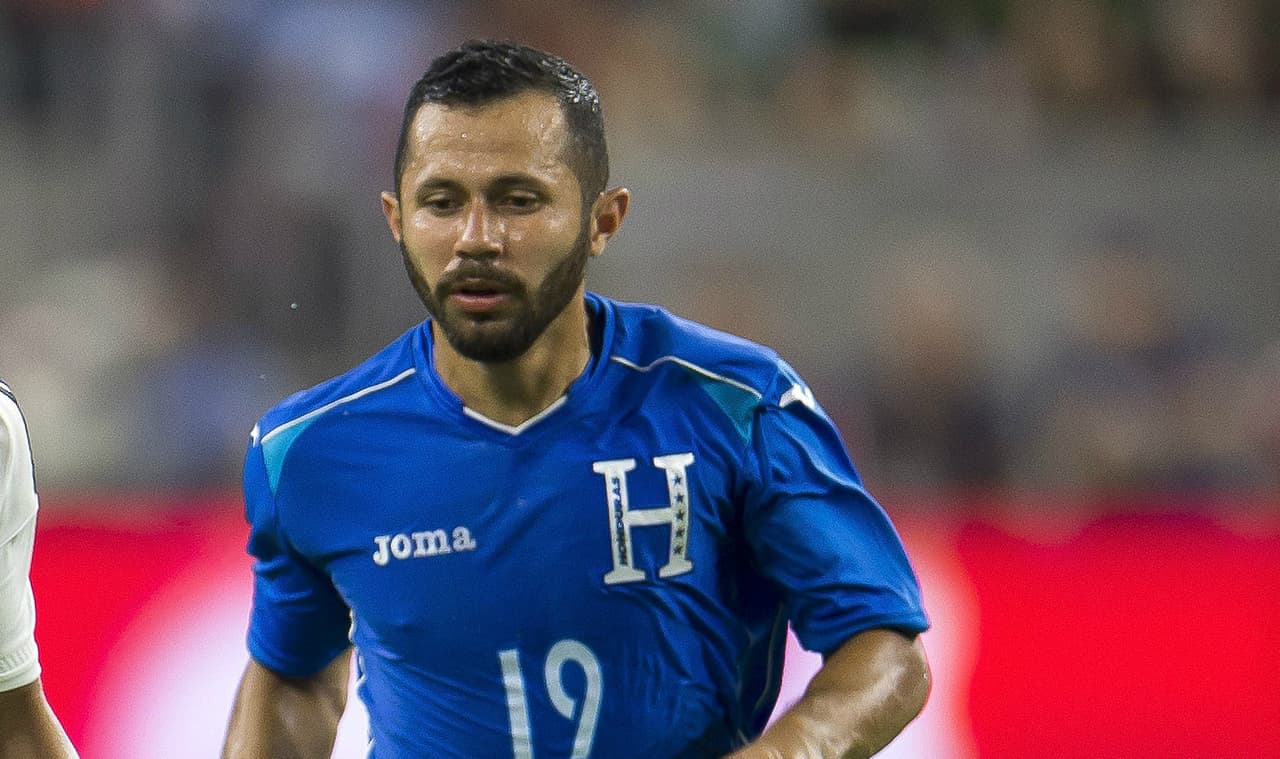 Alfredo Mejía: Igual que su compañero Acosta, el centrocampista hondureño hizo un buen papel en el partido ya que generó mucho peligro para su selección con buenos pases. Calificación 7.