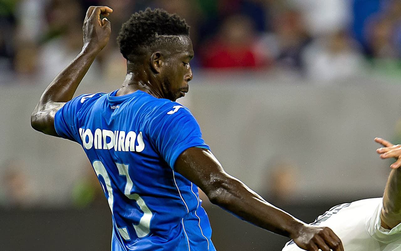 Johnny Palacios. El otro defensor central de la selección hondureña nos mostró las carencias que tiene para defender, dejó muchos espacios que aprovecharon los rivales. En el segundo gol de Estados Unidos, perdió la marca de Dempsey y el delantero entró solo y marcó. Calificación 6.