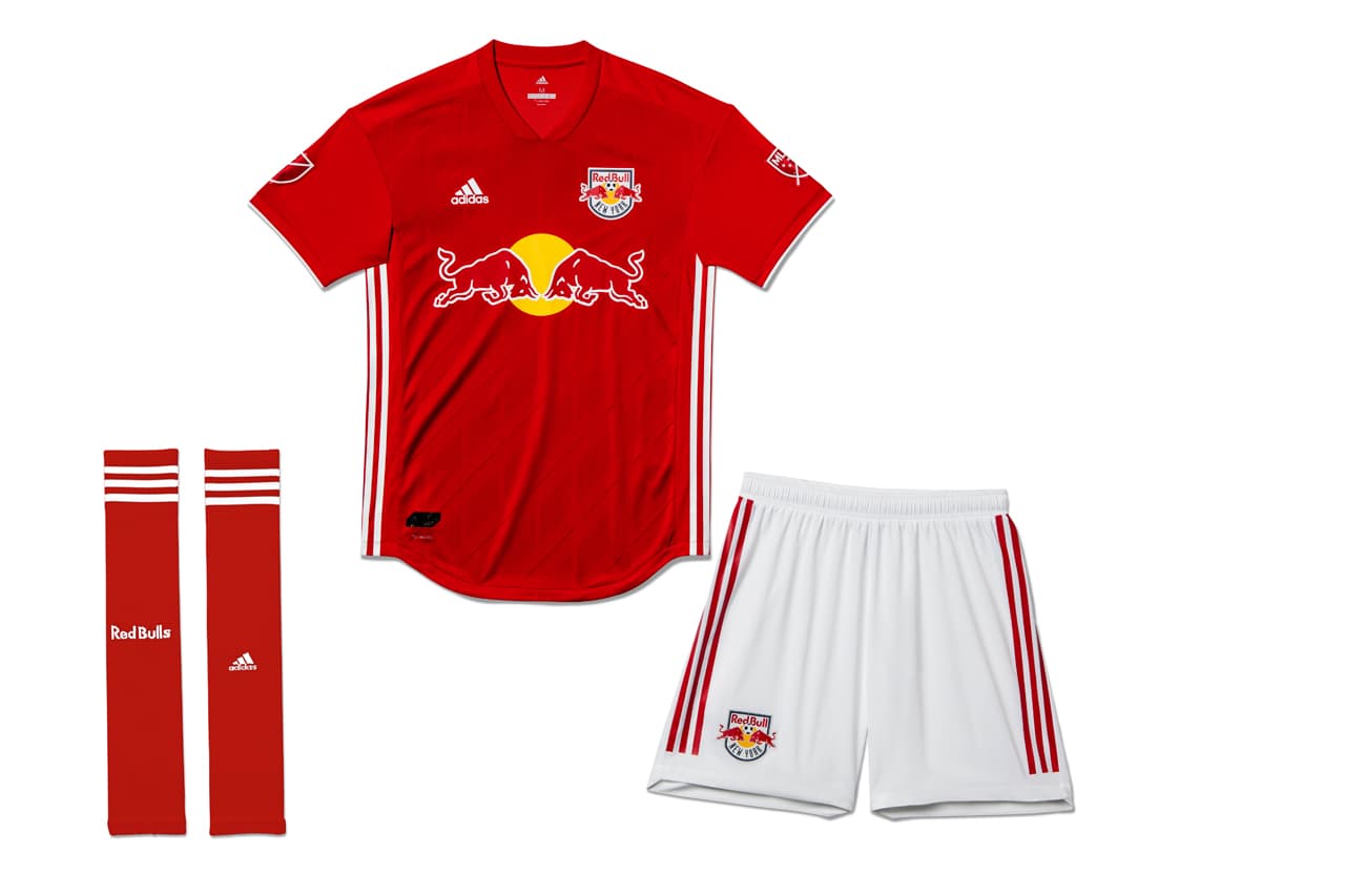 Con la camiseta roja, Red Bulls le rinde tributo a sus orígenes como MetroStars, que vestían de rojo y negro.