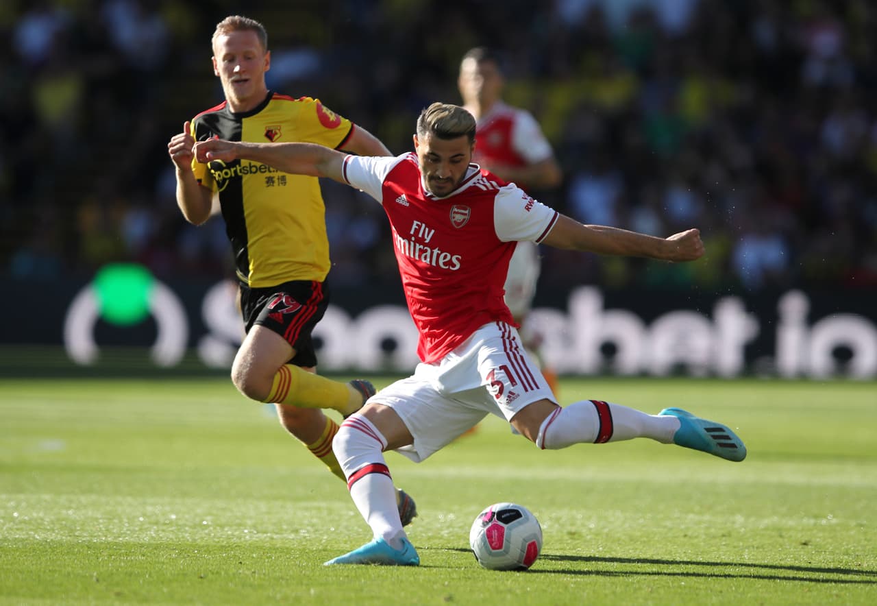 Kolasinac llega a línea de fondo y centra al área del Watford sin encontrar rematador.