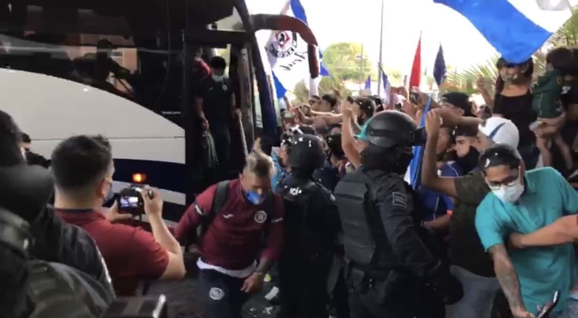 Cruz Azul llega a Torreón para disputar la final de ida del futbol mexicano y sus aficionados salen de sus casas para darles una cálida bienvenida.