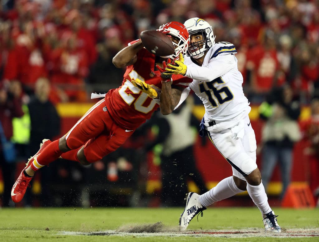 Steven Nelson(20) esquinero de los Kansas City Chiefs intercepta un pase que iba para el receptor Tyrell Williams (16) de los Los Angeles Chargers el jueves pasado en Arrowhead Stadium.