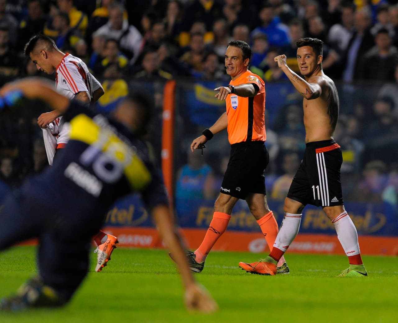 Puede jugar como número nueve o por el extremo, y en su último año en Núñez se volvió el capo goleador del campeonato argentino.