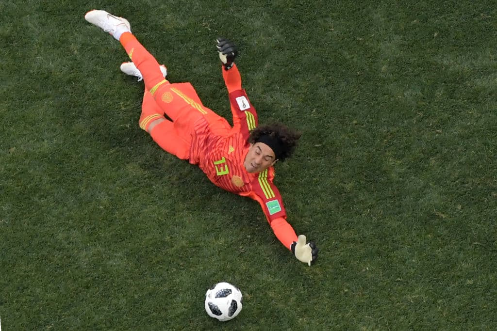 Todo empezó muy bien para el también portero del Standard Liege de la Liga de Bélgica, deteniendo la metralla de la peligrosa selección de Alemania en el debut.