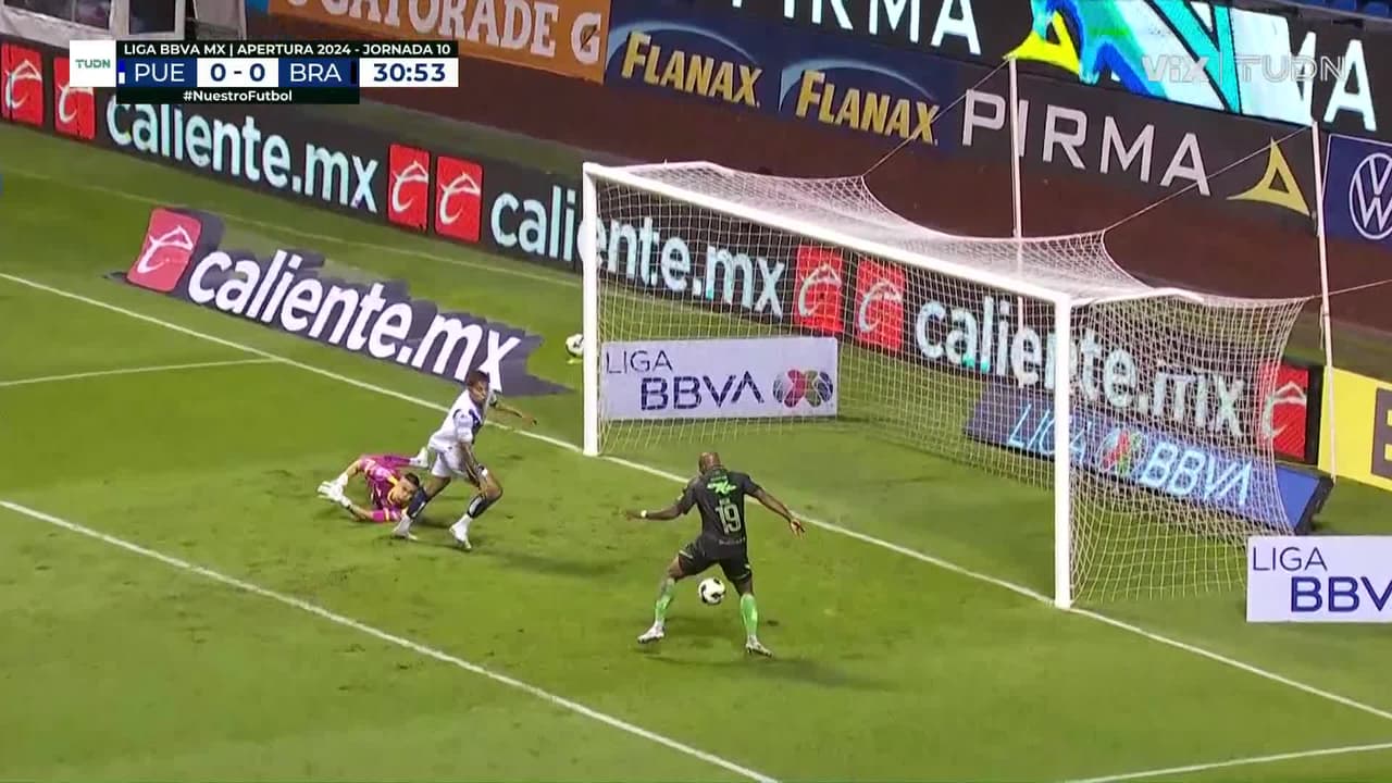 ¡Se le pasó entre las piernas! Estupiñan no vio el balón y estaba solo