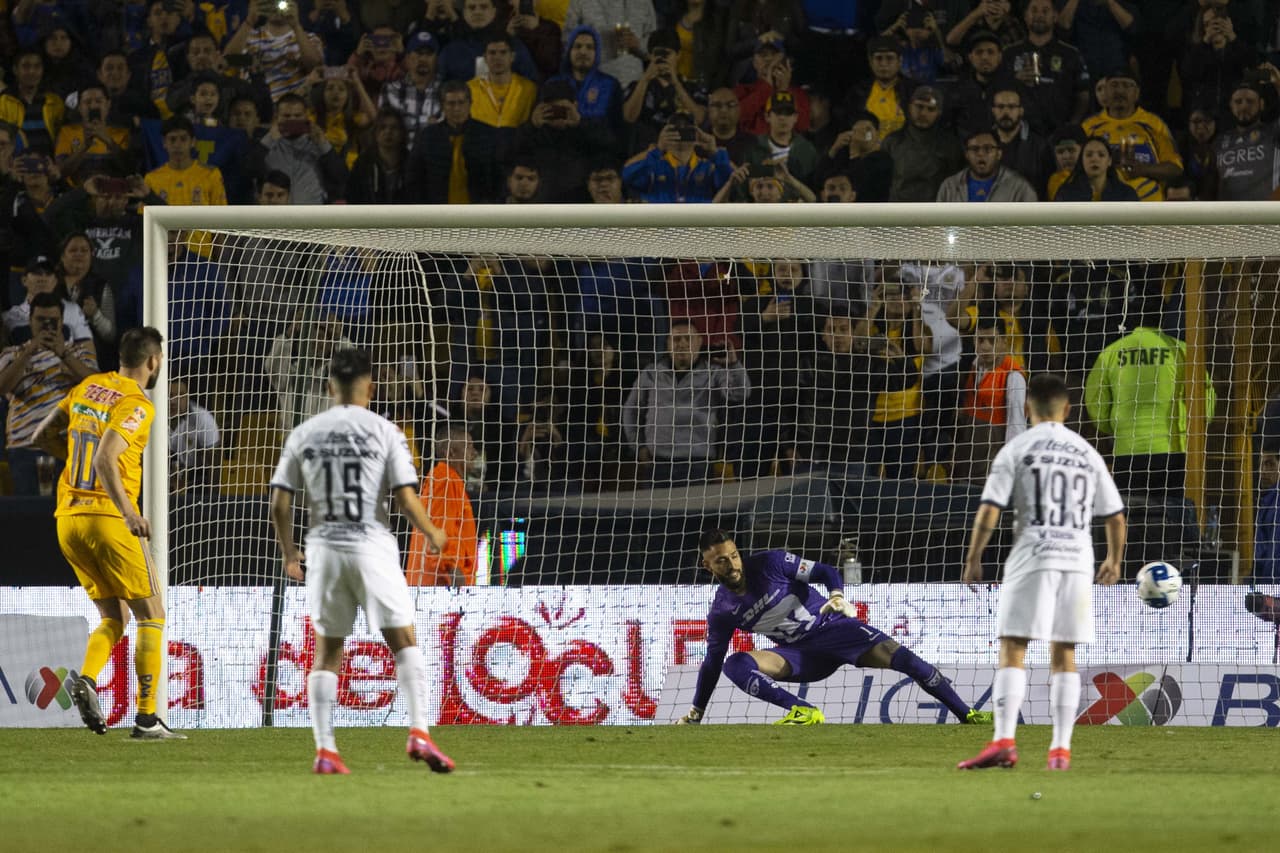 Gignac es el habitual cobrador de los tiros penales, suele ser efectivo.