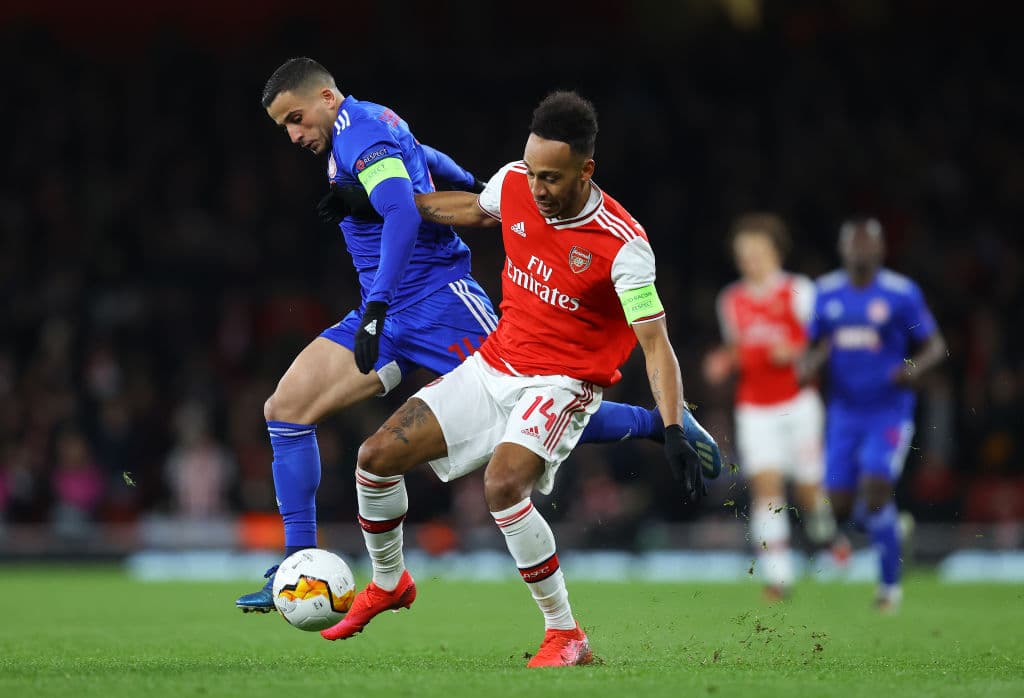 Pierre-Emerick Aubameyang hace labores defensivas y le roba el balón a Omar Elabdellaoui.