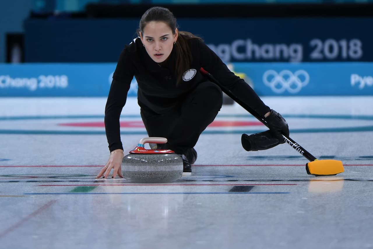 La rusa Anastasia Bryzgalova, de 25 años, ganó medalla de plata en dobles mixtos en curling, pero su parecido con la bella actriz Angelina Jolie ha sido un gran atractivo en los Olímpicos de Invierno.