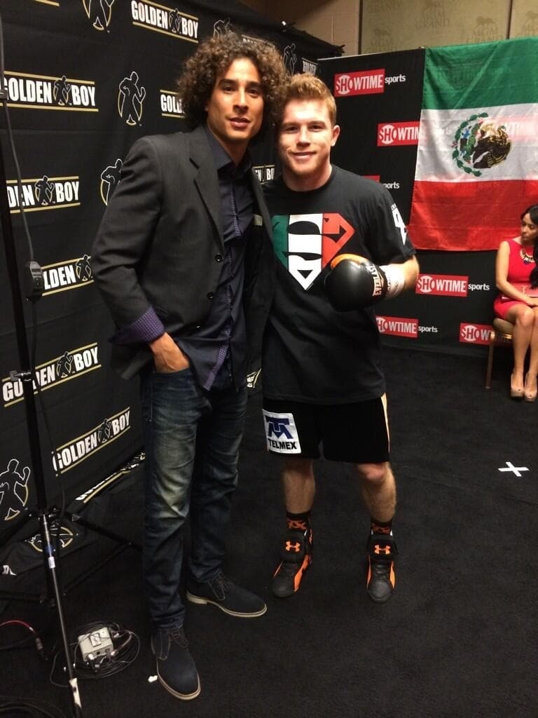 El arquero de la selección mexicana, Guillermo Ochoa, y Canelo, previo a su combate contra Erislandy Lara en el 2014.