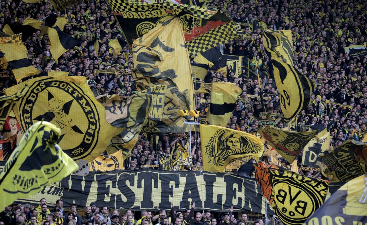 La fiesta entre los aficionados del Borusia Dortmund se prendió con un equipo que recupera el rumbo para estar entre los grandes de Alemania.
