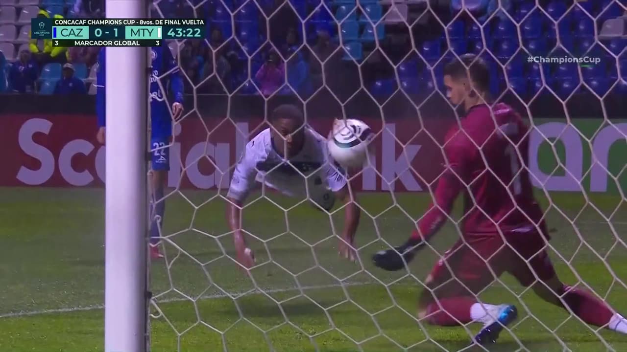 ¡Era el gol del gane! Andrés Gudiño rebota el balón y Anthony Martial falla así