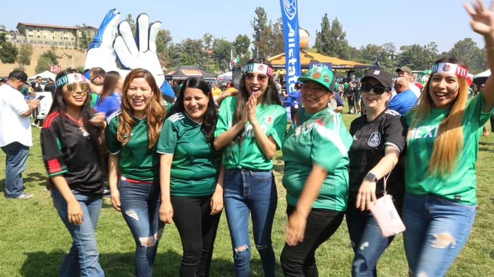 Los fanáticos mexicanos en gran número se preparan para el primer juego del Tri en la Copa Oro 2019 contra Cuba en el Rose Bowl.