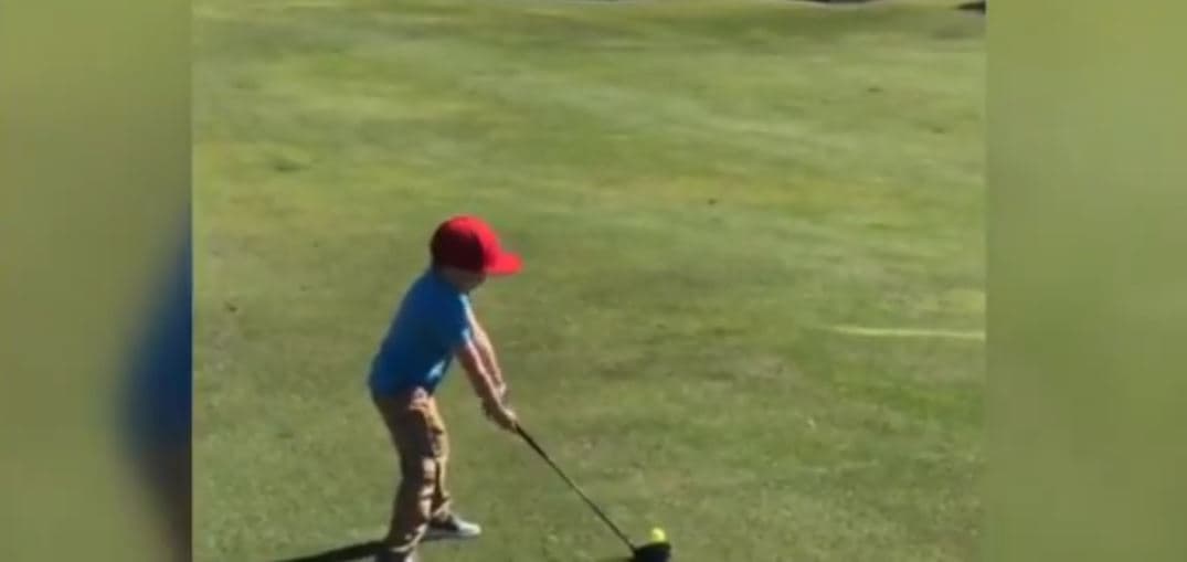 Niño de cinco años sorprende al golf con hoyo en uno