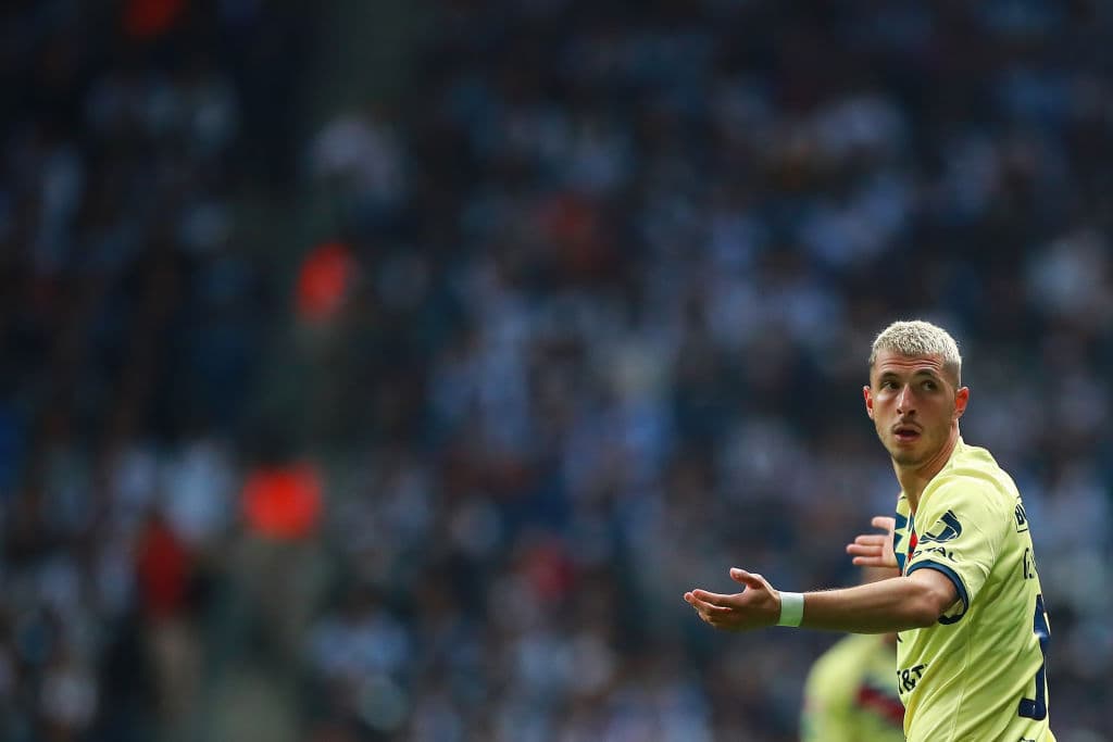 También protesta alguna jugada ante la mirada atenta de Santander.