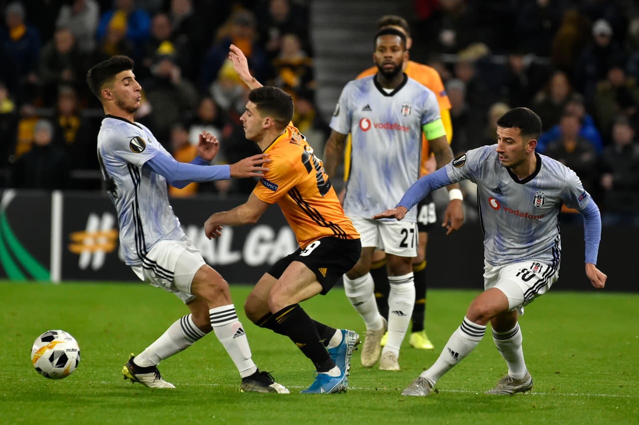 En 12 minutos, Diogo Jota logra un hat-trick que le dio la victoria al Wolverhampton ante Besiktas. Dendonker sella victoria conun cuarto gol para los Wolves y Raúl Jiménez se pierde encuentro al estar suspendido por tarjetas acumuladas.