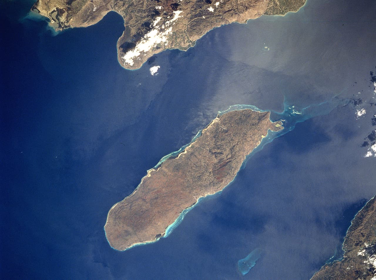 El insólito plan de dos hombres de Texas de tomar una isla del Caribe por la fuerza y convertir a las mujeres y niños en esclavos sexuales