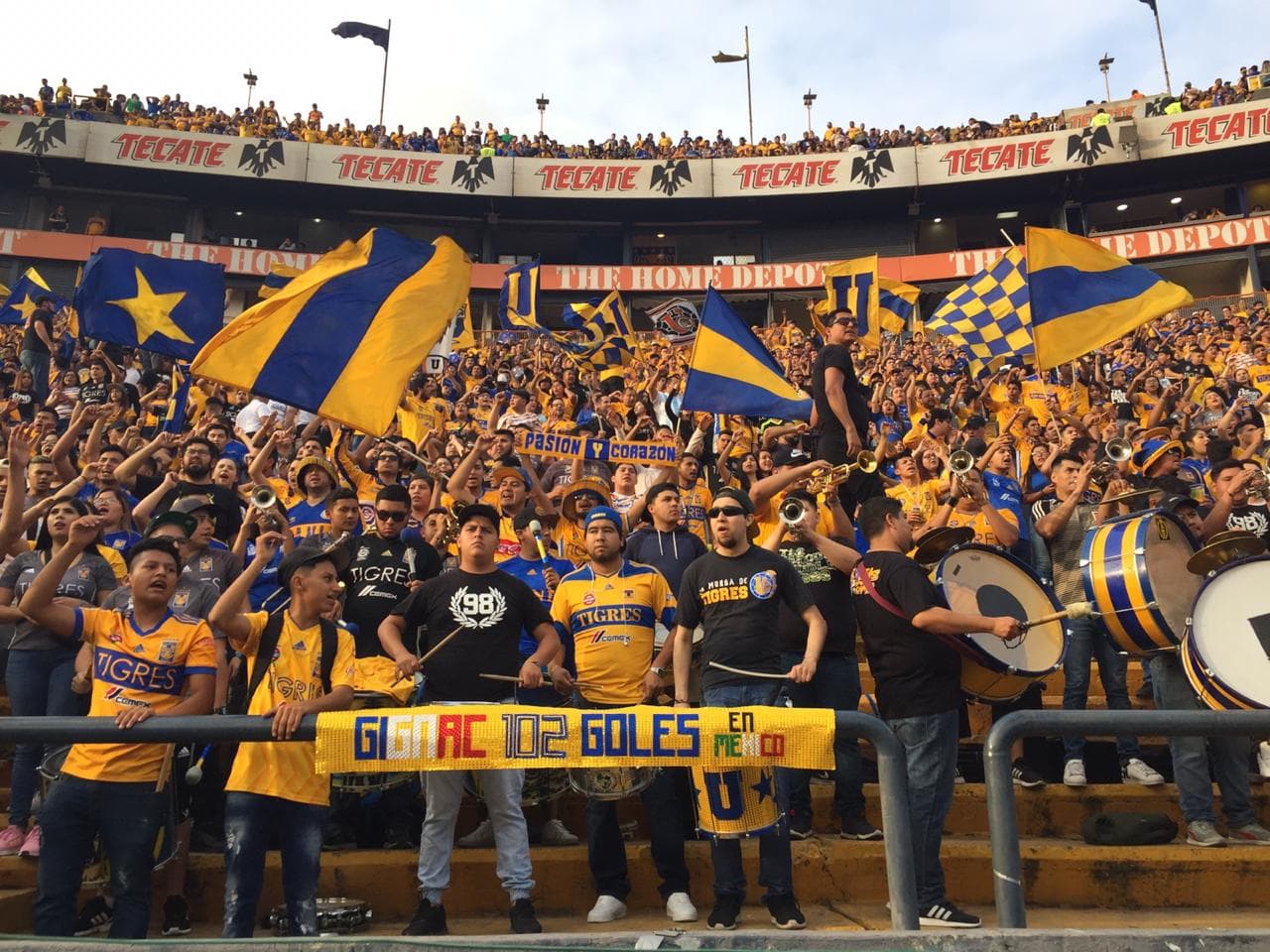 Durante el juego, la afición de Tigres estuvo apoyando a su equipo contra Pachuca por los Cuartos de Final de la Liguilla.