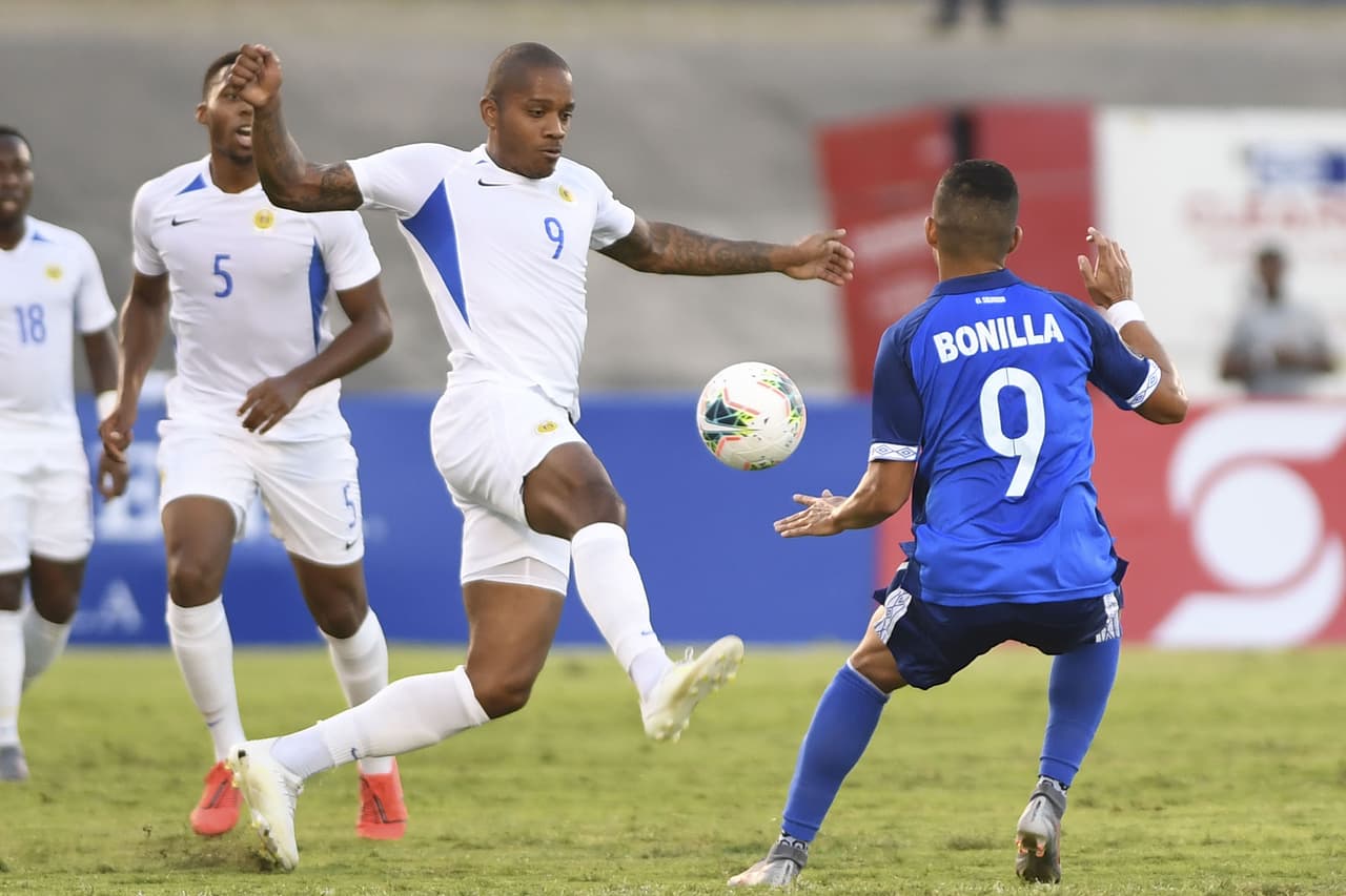 Y aunque generaba más peligro Curazao en las escasas llegadas que tuvo en la primera mitad, El Salvador acaparó el balón.