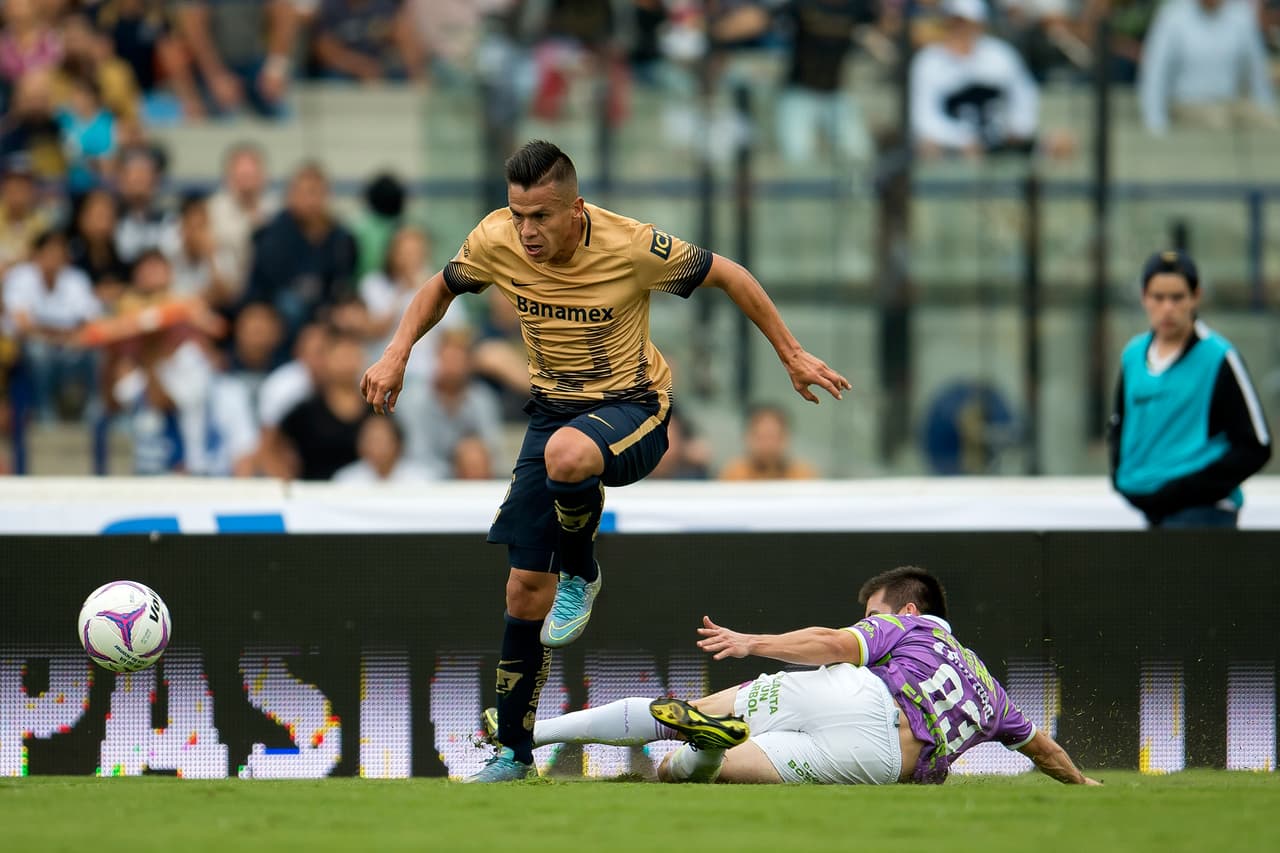 El líder general sufrió un descalabro en Ciudad Universitaria frente al cuadro chiapaneco, y el defensor de los Pumas 'colaboró' en la derrota de su equipo al anotar un autogol al momento de cortar un pase rival.