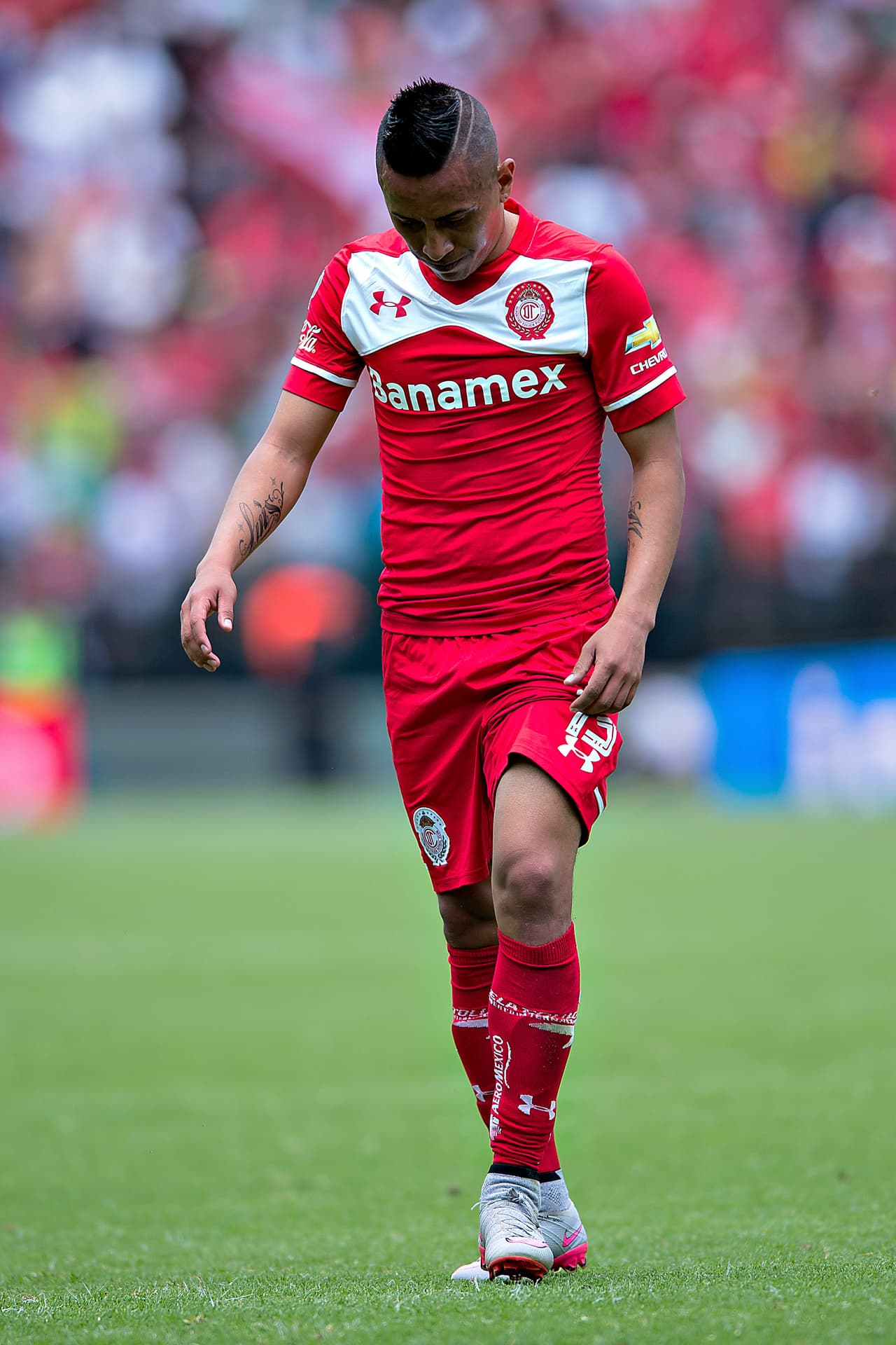 Christian Cueva, mediocampista del Toluca, dejó en inferioridad numérica a su equipo al irse a las regaderas tras ser expulsado en el minuto 42, cuando el Toluca ya iba perdiendo 3-1 en el puerto de Veracruz.