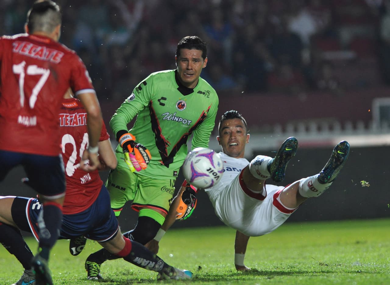 A pesar de que el arquero de los 'escualos', Melitón Hernández, logró que su equipo se llevara la victoria en casa frente al Toluca. El portero se resbaló en una jugada, provocando que el balón llegara a los pies de Omar Arellano, que con un simple movimiento, se escapó con el esférico para después definir sin mayor problema.