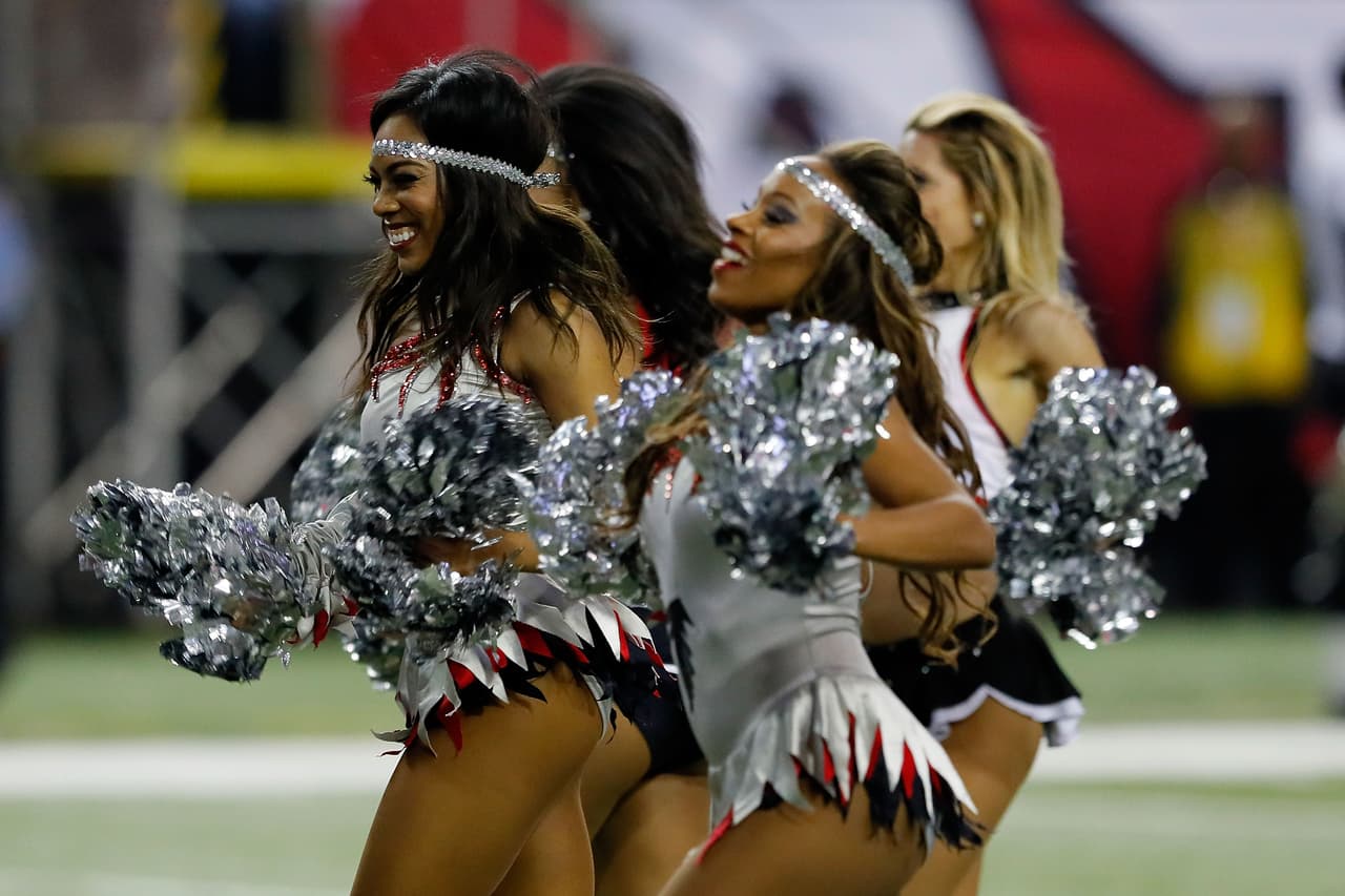 La belleza impactante de las animadoras y la pasión incontenible de los fanáticos le dio alegría a la tradicional jornada del Año Nuevo.