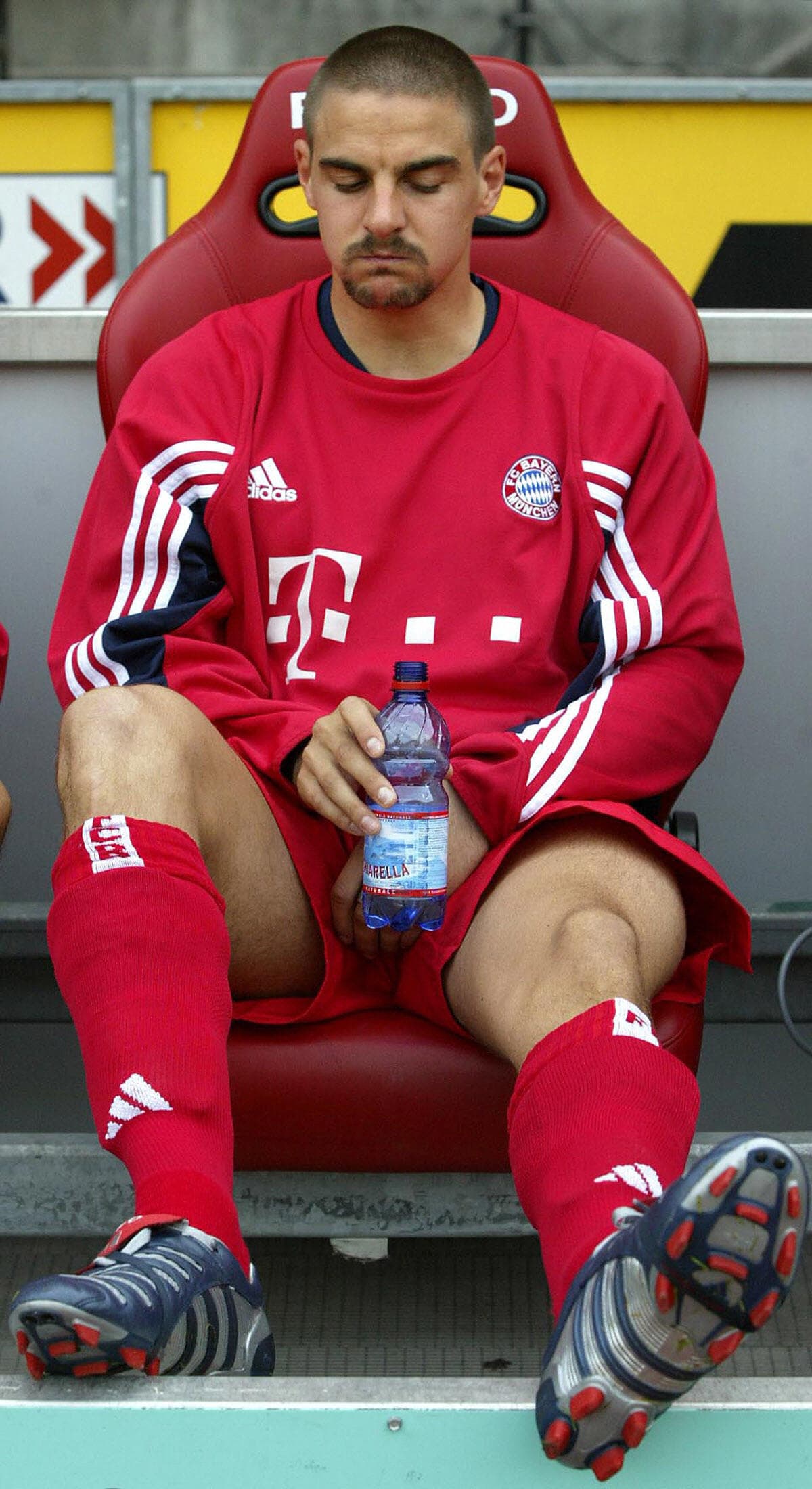 No obstante, la realidad lo alcanzó. Sufrió la lesión más temida por los jugadores: rotura de ligamentos de la rodilla. Quedó fuera del mundial y congelado varios meses.