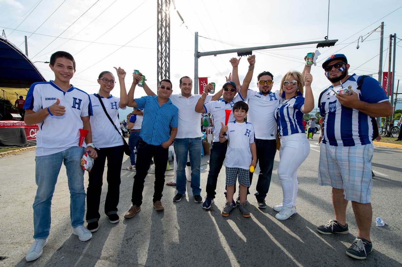 La afición hondureña hizo su parte llenando el Olímpico Metropolitano con banderas, disfraces, trajes típicos y mucha pasión para apoyar a su selección en contra de México.