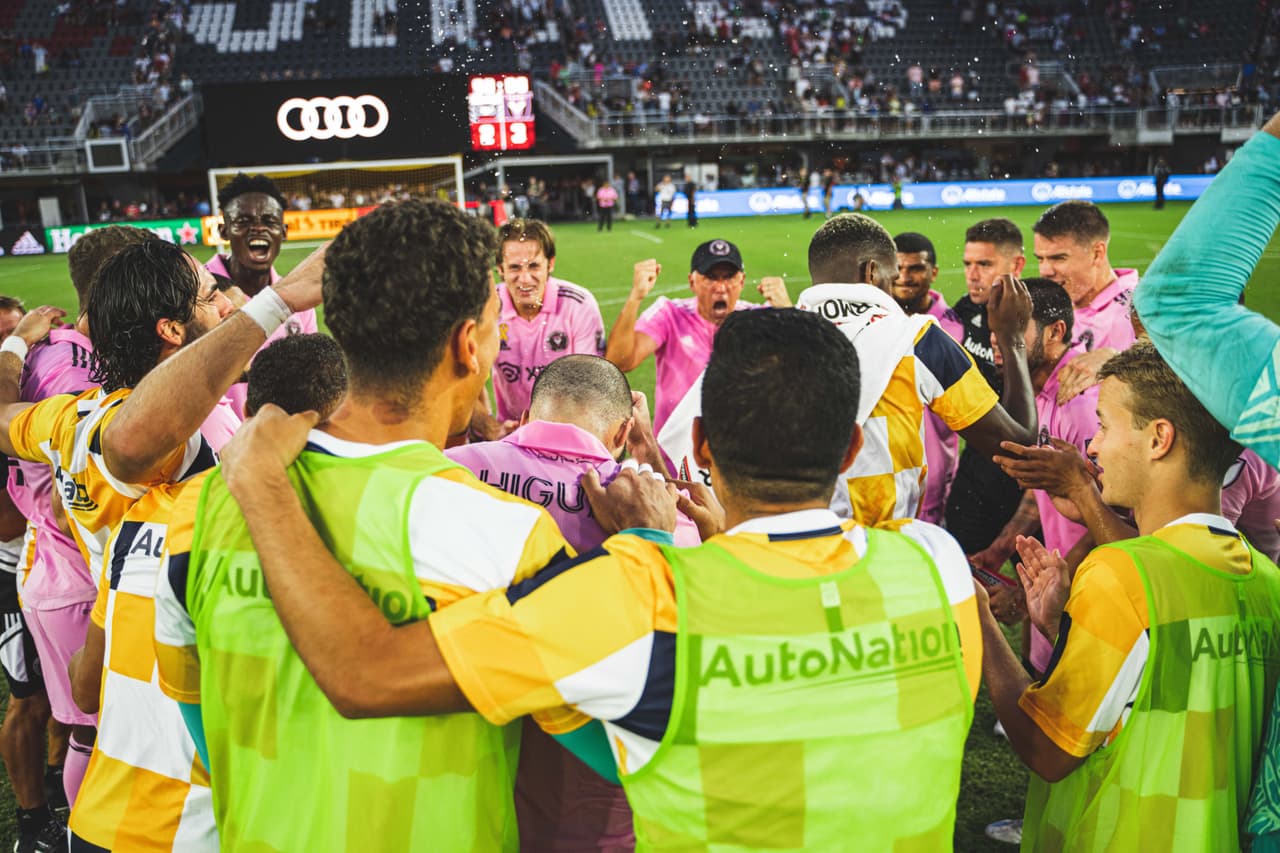 Phil Neville ha convencido a sus muchachos que el éxito deportivo se puede lograr. Si bien en su plantilla no hay estrellas tan mediáticas como en otros clubes, han sabido servir de ejemplo a los jóvenes para sacar la mejor versión de sí en los momentos que las condiciones no eran las mejores. Por ahora, sin derrota desde julio en casa y con nueve puntos en disputa, el primer gran objetivo está cerca de ser cumplido.