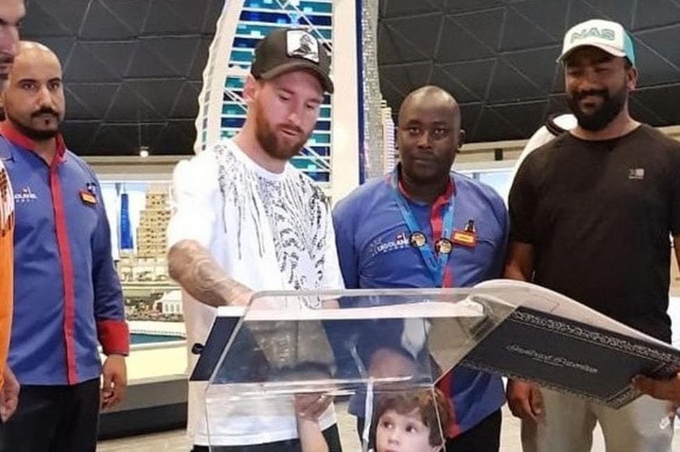 Messi cumplió 15 años de debutar y lo festejó en Dubai