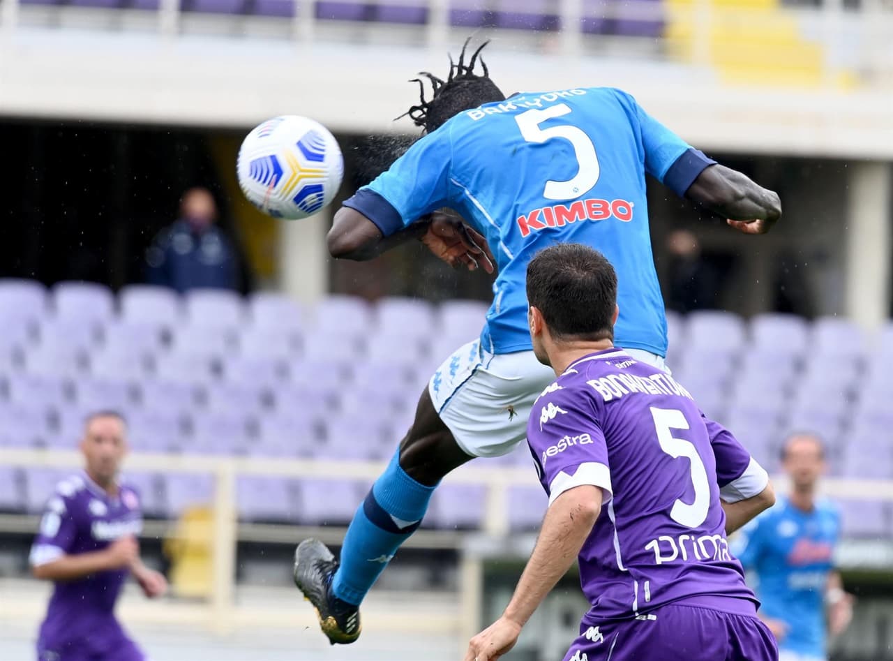 Napoli se impone a la Fiorentina en su visita con un marcador de 2-0, durante la Jornada 37 en la Serie A. Las anotaciones fueron por parte de Lorenzo Insigne al minuto 56 y el segundo tanto fue un autogol de Lorenzo Venutti durante la segunda mitad del encuentro. Hirving Lozano ingresó al campo al minuto 80.