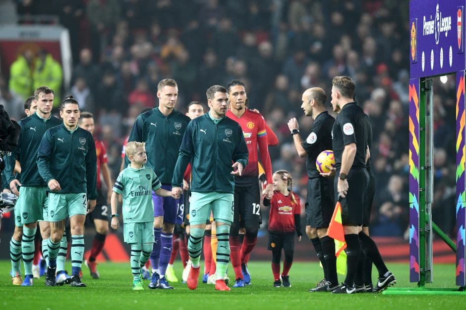 Niños pagan altos precios por acompañar a jugadores en Inglaterra