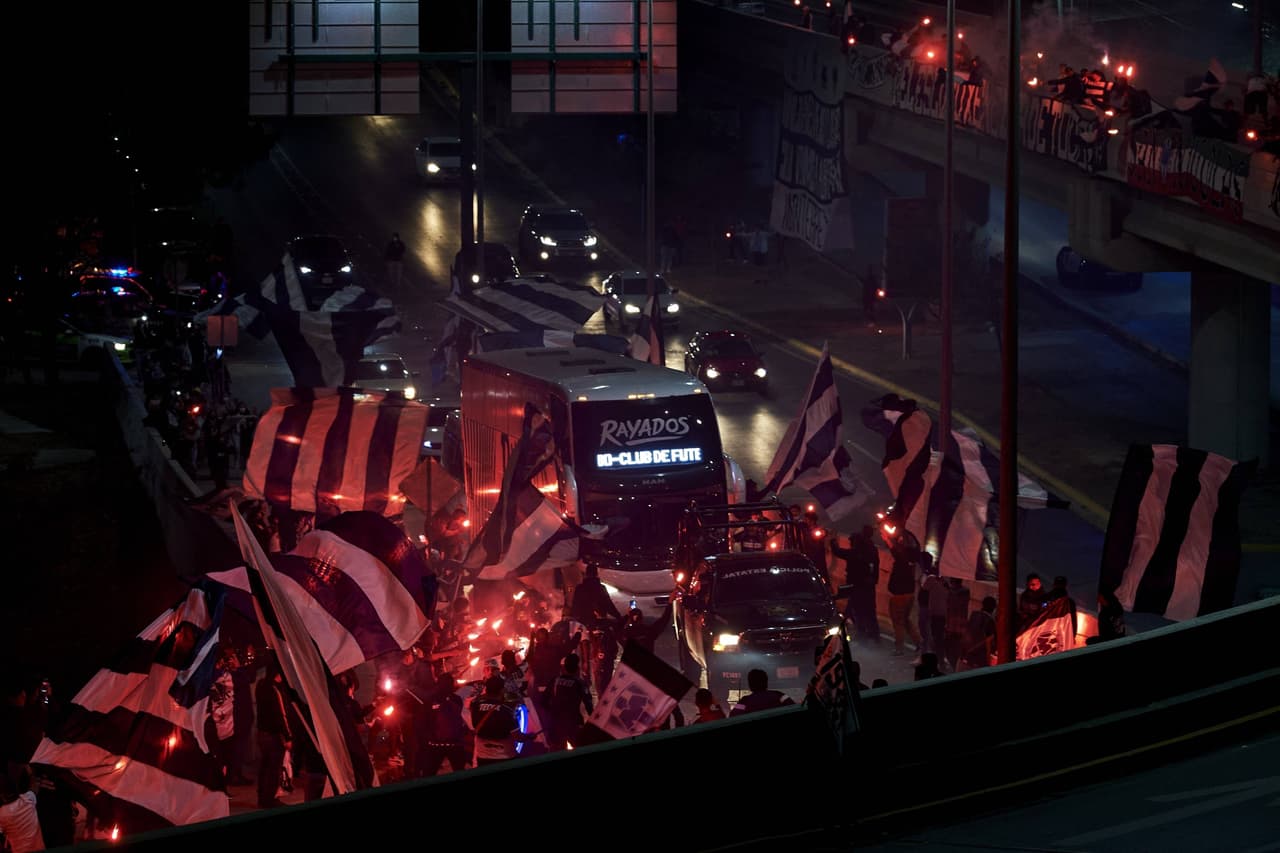 Afición hace pasillo a Rayados de cara al juego ante América