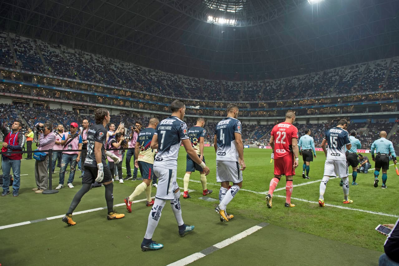 Action photo during the match Monterrey vs America, Corresponding Semifinal of the Cup MX Torneo Apertura 2017 Liga BBVA Bancomer the MX, at BBVA Bancomer Stadium. Foto de accion durante el Partido Monterrey vs America, Correspondiente a la Semifinal del Torneo Copa MX Apertura 2017 de la Liga BBVA Bancomer MX, en el Estadio BBVA Bancomer, en la foto: Vista General Salida Equipos Monterrey y America 15/11/2017/MEXSPORT/Jorge Martinez