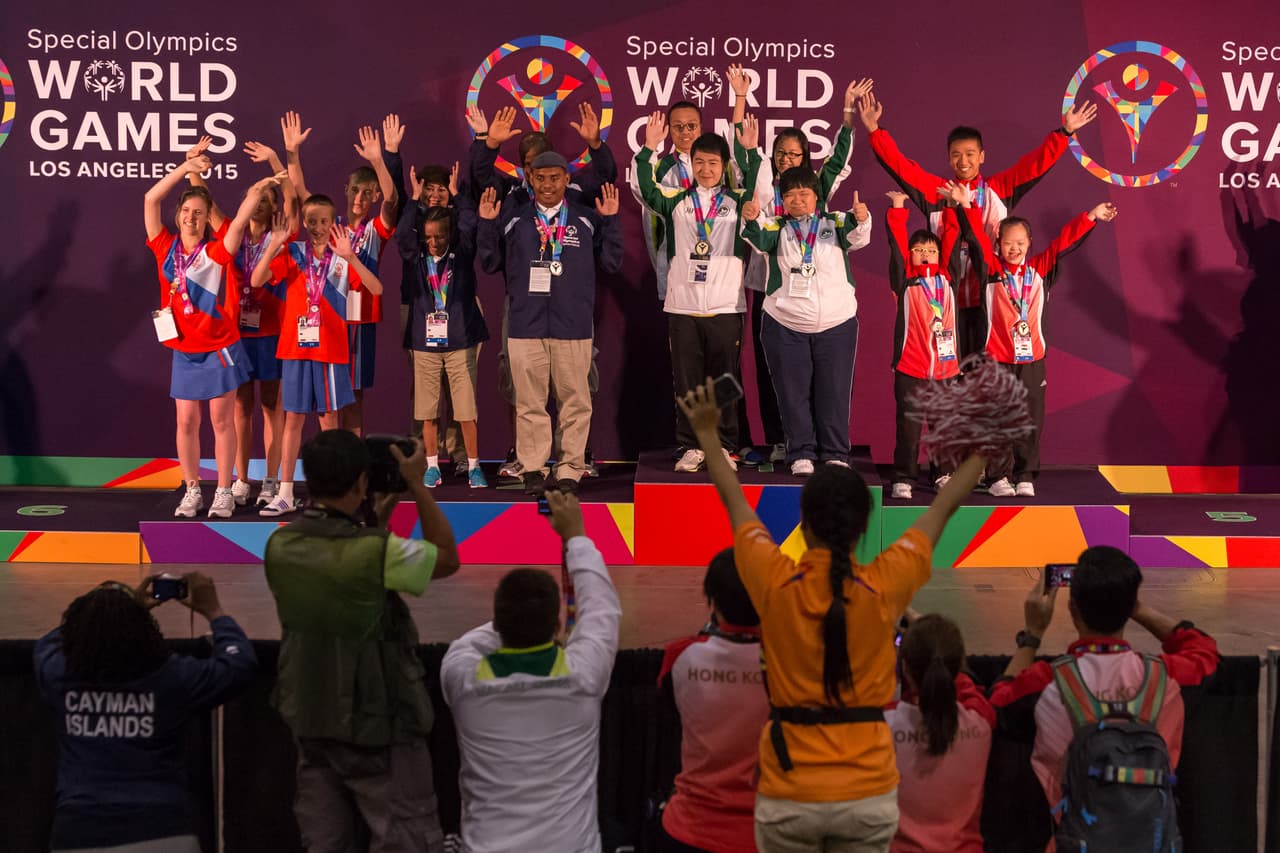 La diferencia principal que distingue a las Olimpiadas Especiales de otras organizaciones deportivas y torneos es que se fomenta la participación de atletas de todos los niveles de capacidad y cada atleta recibe un reconocimiento por su actuación. Las competiciones se estructuran para que los atletas compitan con otros atletas de capacidad similar en divisiones equitativas.