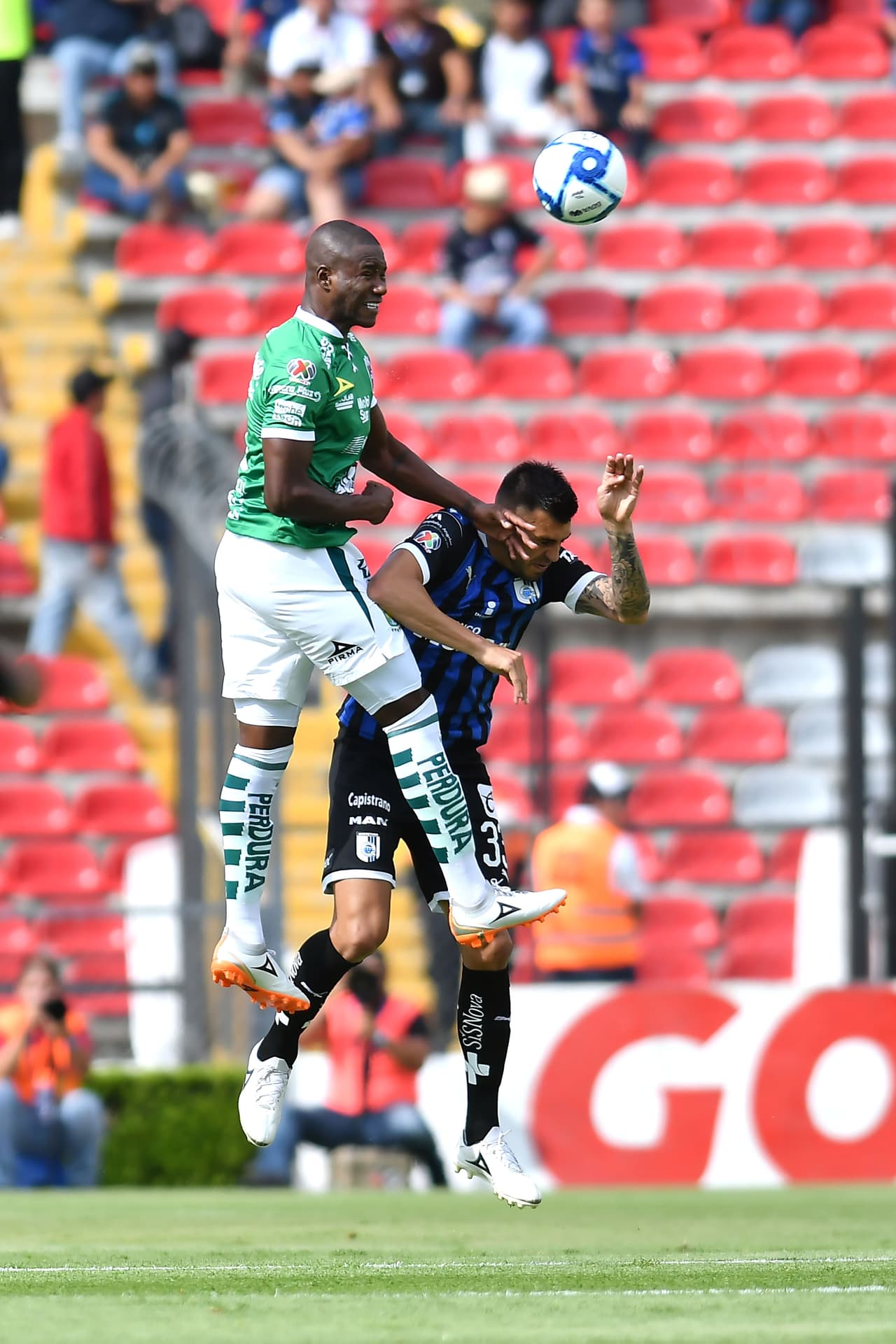 Cada pelota se disputó con fuerza por parte de ambos conjuntos.