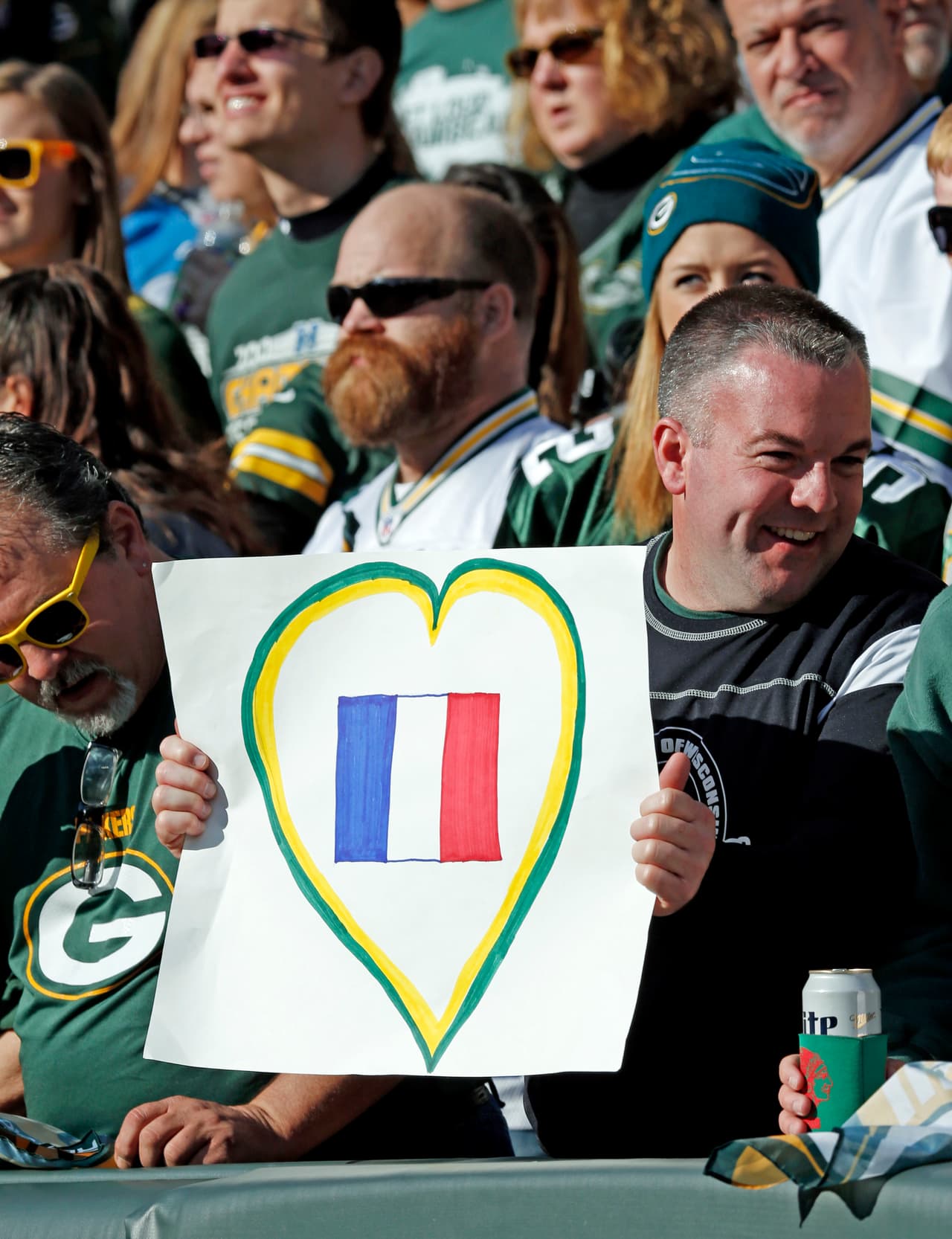 La NFL rindió homenaje a los más de 120 muertos y más de 300 heridos por los atentados terroristas en París, Francia.