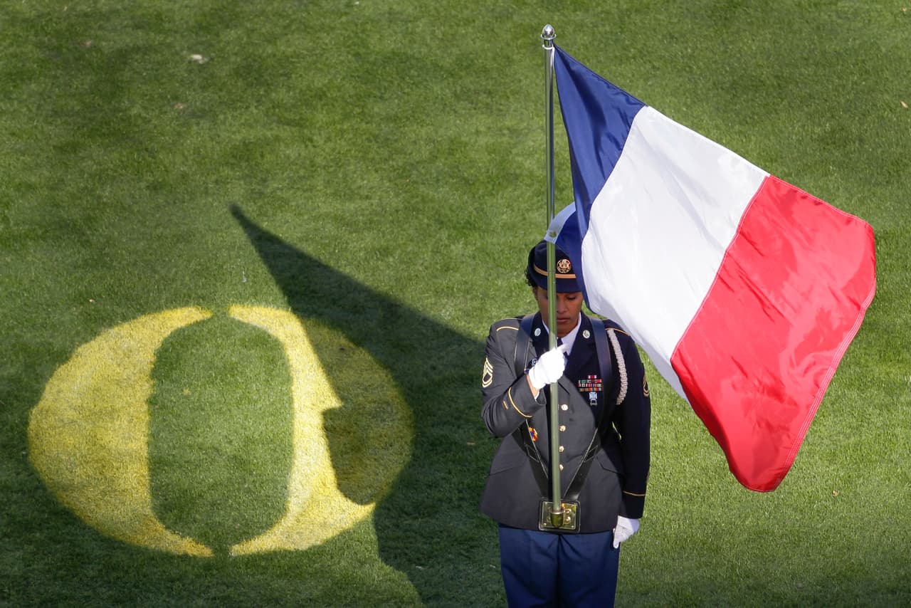 La NFL rindió homenaje a los más de 120 muertos y más de 300 heridos por los atentados terroristas en París, Francia.