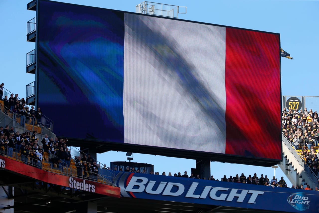 La NFL rindió homenaje a los más de 120 muertos y más de 300 heridos por los atentados terroristas en París, Francia.