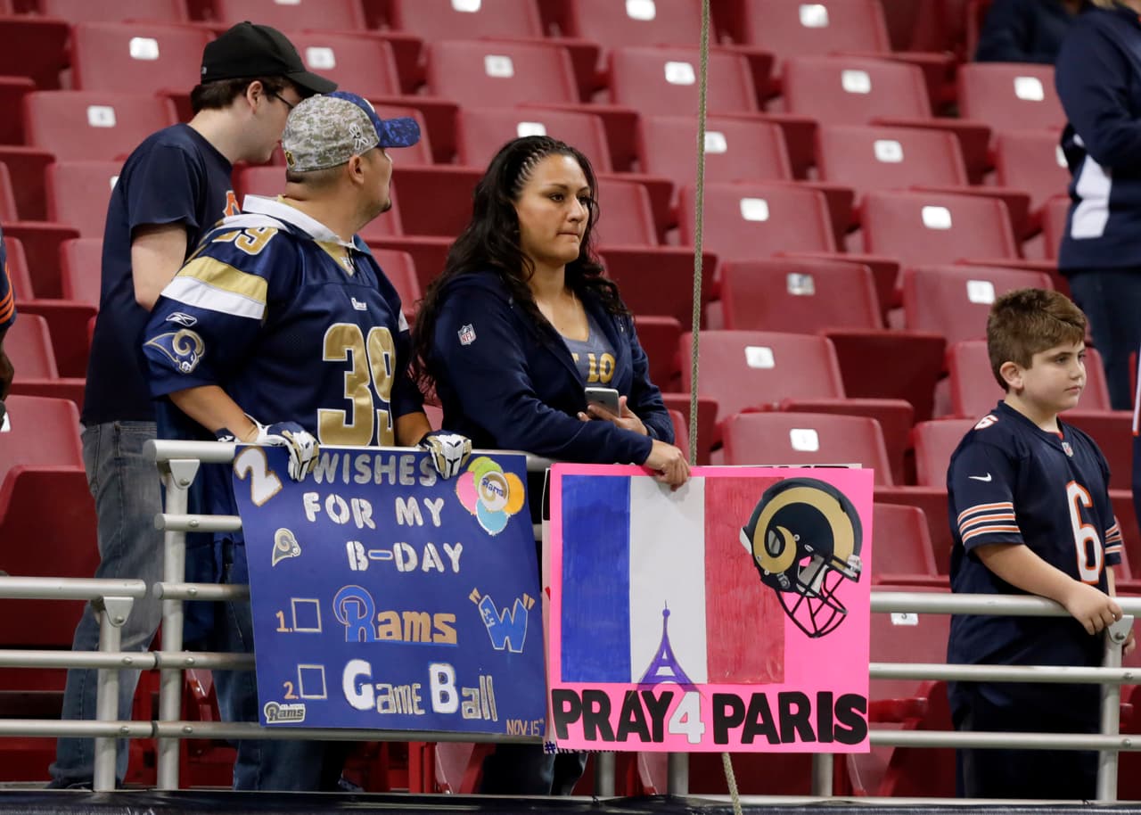 La NFL rindió homenaje a los más de 120 muertos y más de 300 heridos por los atentados terroristas en París, Francia.