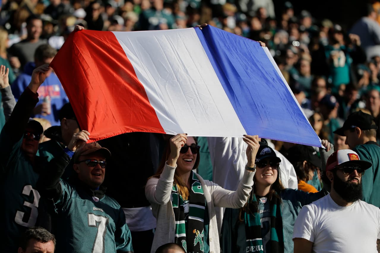 La NFL rindió homenaje a los más de 120 muertos y más de 300 heridos por los atentados terroristas en París, Francia.