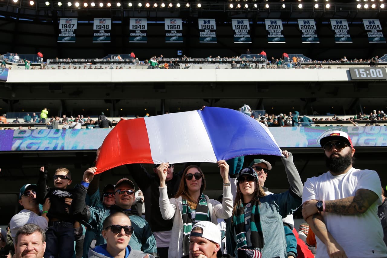 La NFL rindió homenaje a los más de 120 muertos y más de 300 heridos por los atentados terroristas en París, Francia.
